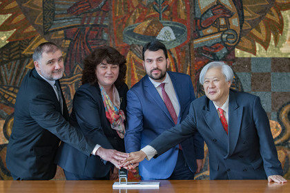 Заместник-министър Георгиев валидира пощенска карта за три юбилея в дипломатическите отношения между България и Япония