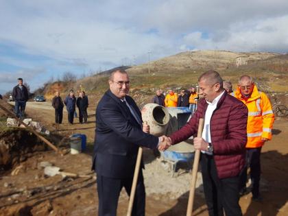 Посланик Райчевски и кметът на община Девол направиха първа копка на път, финансиран от българската помощ за развитие 