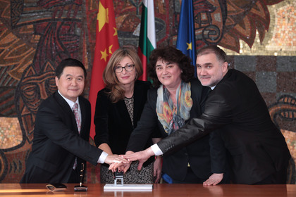 Екатерина Захариева валидира юбилейна марка по повод 70 г. от установяването на дипломатически отношения с Китай