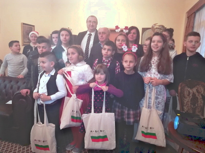 Новогодишно тържество на учениците се проведе от неделното училище „Христо Ботев“