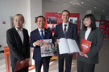 Изложбата „Щрихи от близостта между две далечни страни“ беше представена във Втори пекински университет за чужди езици
