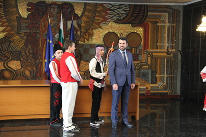 Сурвакари посетиха МВнР по повод празника Василица