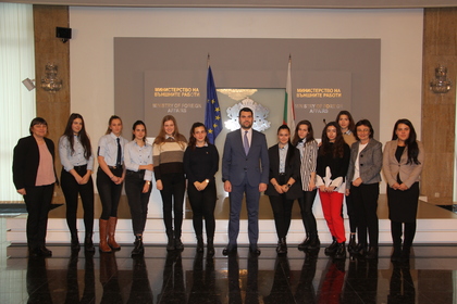 Заместник-министър Георгиев  прие ученици от варненската Първа езикова гимназия