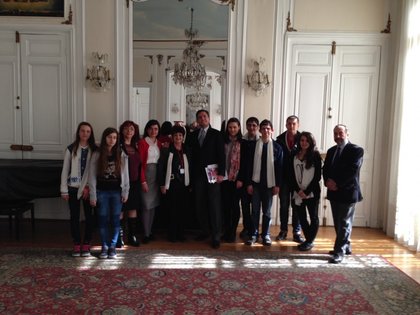 Посланик Ангел Чолаков приветства ученици в Посолството на Р България във Франция 
