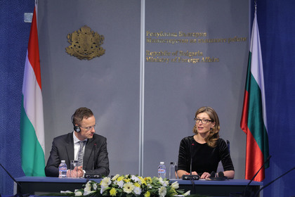 Екатерина Захариева: Трябва да има бързи транзитни коридори за хора и стоки в ЕС