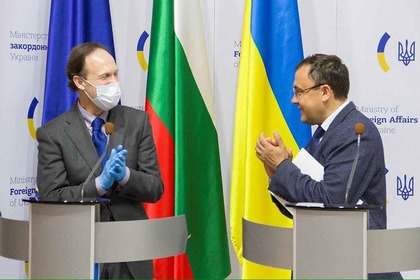 Посолството в Киев предаде в МВнР на Украйна хуманитарна помощ, съдържаща средства за защита на медицинския персонал срещу COVID-19