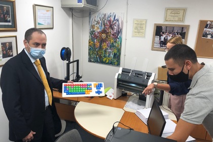 Посланик Ангел Ангелов предаде компютърно оборудване за студенти с увреждания, осигурено от България