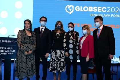  Екатерина Захариева на ГЛОБСЕК: Държавите трябва да се учат  и от грешките на другите