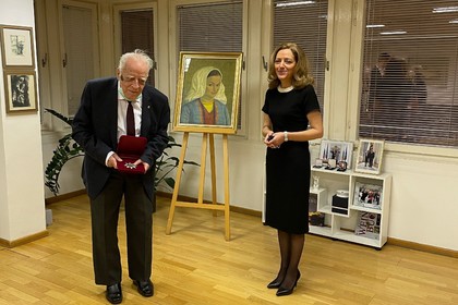 Посланик Елена Шекерлетова връчи на Асен Чилингиров отличие за приноса му към българската духовност и култура 