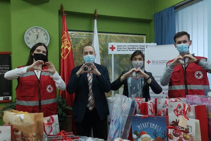 Посолството ни в Република Северна Македония дари подаръци за деца без родители, настанени в приемни семейства