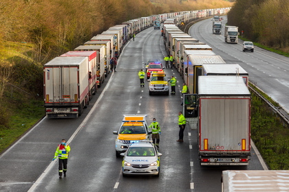 Трафикът на камиони в област Кент към Дувър се движи бавно