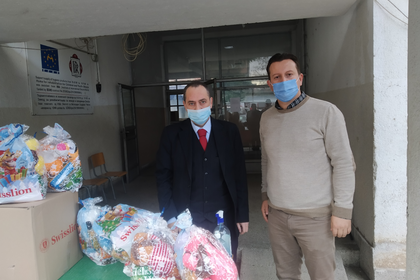 ​Посолството ни в Скопие дари коледни пакети на деца