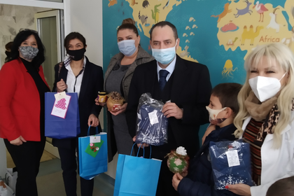 Посолството ни в Скопие дари новогодишни подаръци за Детското отделение по онкология на Университетската болница