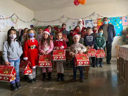 Dhurata për festat e fundvitit për fëmijët e pakicës bullgare në qarkun e Korçës