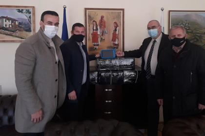 Посланик Райчевски връчи на Дружеството за българо-албанско приятелство таблети за подпомагане на обучението в област Корча