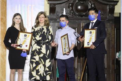 Екатерина Захариева връчи награди на най-добрите чуждестранни студенти у нас