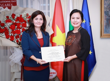  Удостояване на г-жа Буй Тхи Ким Суан, бивш директор на детска градина „Виетнам-България“ в гр. Ханой, с почетен знак „Златна лаврова клонка“ на МВнР 