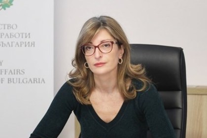 Екатерина Захариева: Не pазбиpам cтpаcтта към cпецпаcпоpтите, аз пътyвам c лична кapта в Европа