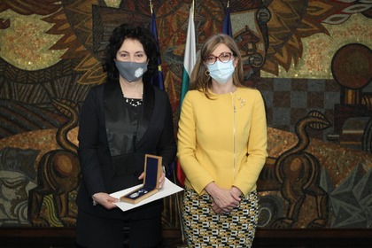 Екатерина Захариева награди д-р Цезарина Илиева от Столичната РЗИ