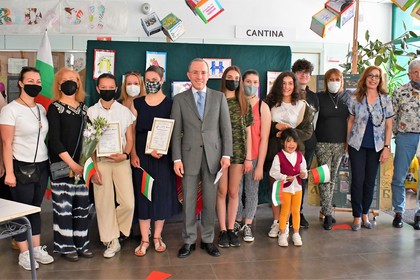 Посланик Алексей Андреев приветства участниците в проведеното на 30 май обучение на учители от български неделни училища в Испания