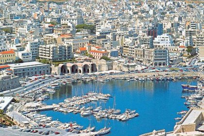 В град Ираклион на остров Крит въвеждат забрана за излизане в нощните часове