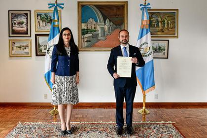 Посланик Милена Иванова връчи копия на акредитивните си писма на посланик Педро Вила, министър на външните работи на Република Гватемала