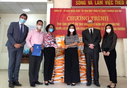  Дарение от служителите на посолството в Ханой на общината на квартал „Ким Ма“