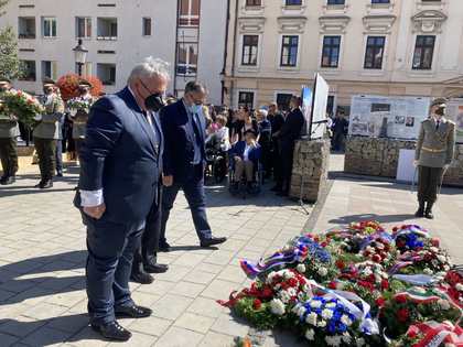 Посланик Васил Петков почете паметта на жертвите на Холокоста в Словакия