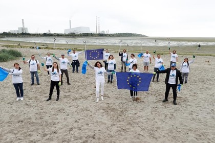 Посолство на България в Ирландия се включи в акцията за почистване на плаж Сандимаунт в Дъблин
