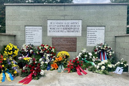 Участие във възпоменателна церемония в памет на жертвите в трудовия лагер Гросбеерен и в лагера за военнопленници STALAG III D Kdo. 82/562 