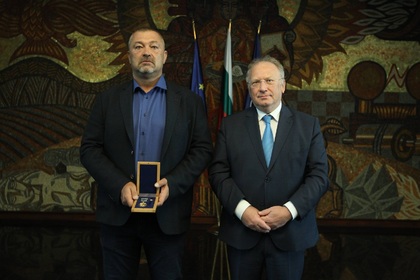 Министър Стоев награди наш сънародник за помощта му при евакуацията на български и афганистански граждани от Афганистан 