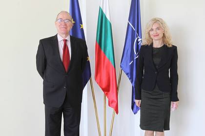 Заместник-министър Зарица Динкова  разговаря с посланика на Конфедерация Швейцария Раймунд Фурер   