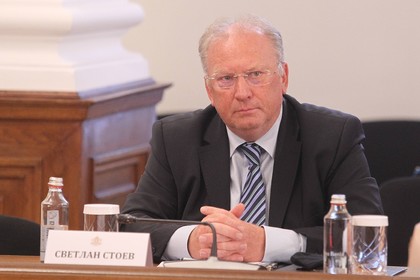 Министър Стоев разговаря с еврокомисаря по съседство и разширяване Оливер Вархеи и с испанския външен министър Хосе Мануел Албарес Буено
