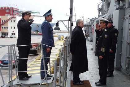 Посланикът на България в Атина Валентин Порязов се срещна с командването и екипажа на фрегатата „Дръзки“