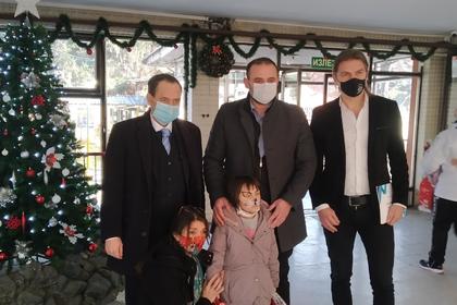 Българското посолство в Скопие предостави коледни пакети на деца с нарушено зрение  