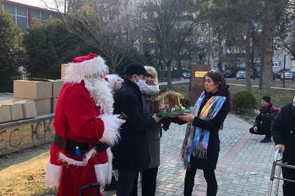 Българското посолство връчи коледни пакети на деца с церебрална парализа