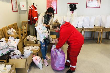 Българското посолство връчи коледни подаръци на деца на бездомни родители 