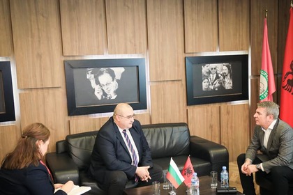 Посланик Райчевски се срещна с генералния секретар на Социалистическата партия Дамян Гикнури