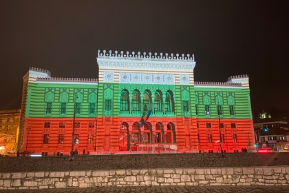 Сградата на Виечницата в Сараево бе осветена в  в цветовете на българския флаг 