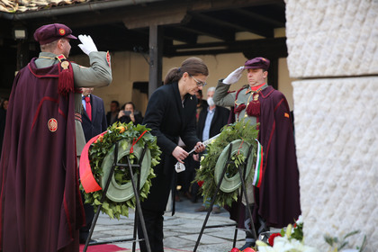 The Bulgarian delegation, led by Minister Teodora Genchovska, honored the memory of Gotse Delchev in Skopje