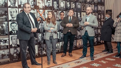 Посланик Райчевски откри изложбата Лицата на диктатурата