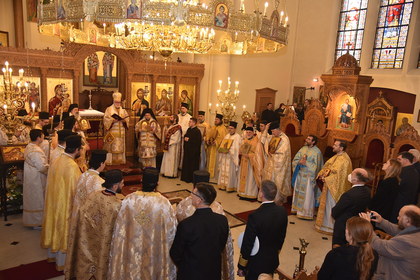 Посланик Пламен Бончев и енорийски свещенници от Българската православна църква участваха в православна Божествена литургия и молитва за мир в Украйна 