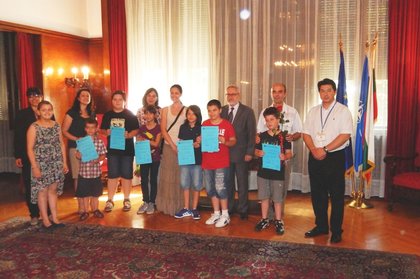 Посланик Димитров връчи удостоверения на ученици, завършили курс по български език