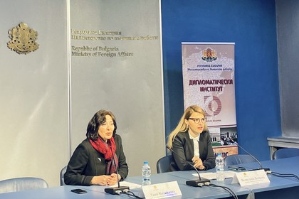 Заместник-министър Велислава Петрова приветства ученици от Немската езикова гимназия „Гьоте“ – Бургас в МВнР