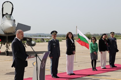 Министър Генчовска посети Логистичния център за въоръжение и проучване и Оперативния център на Южното командване на НАТО