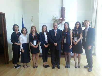 Среща на посланик Петър Андонов с младежка делегация от България
