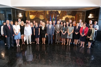 The Ministry of Foreign Affairs held a ceremony to award long-serving officials of the ministry 