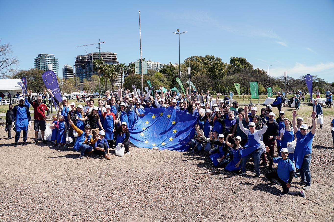 Посолството се включи в инициатива за почистване на плажа в община Висенте Лопес, Буенос Айрес