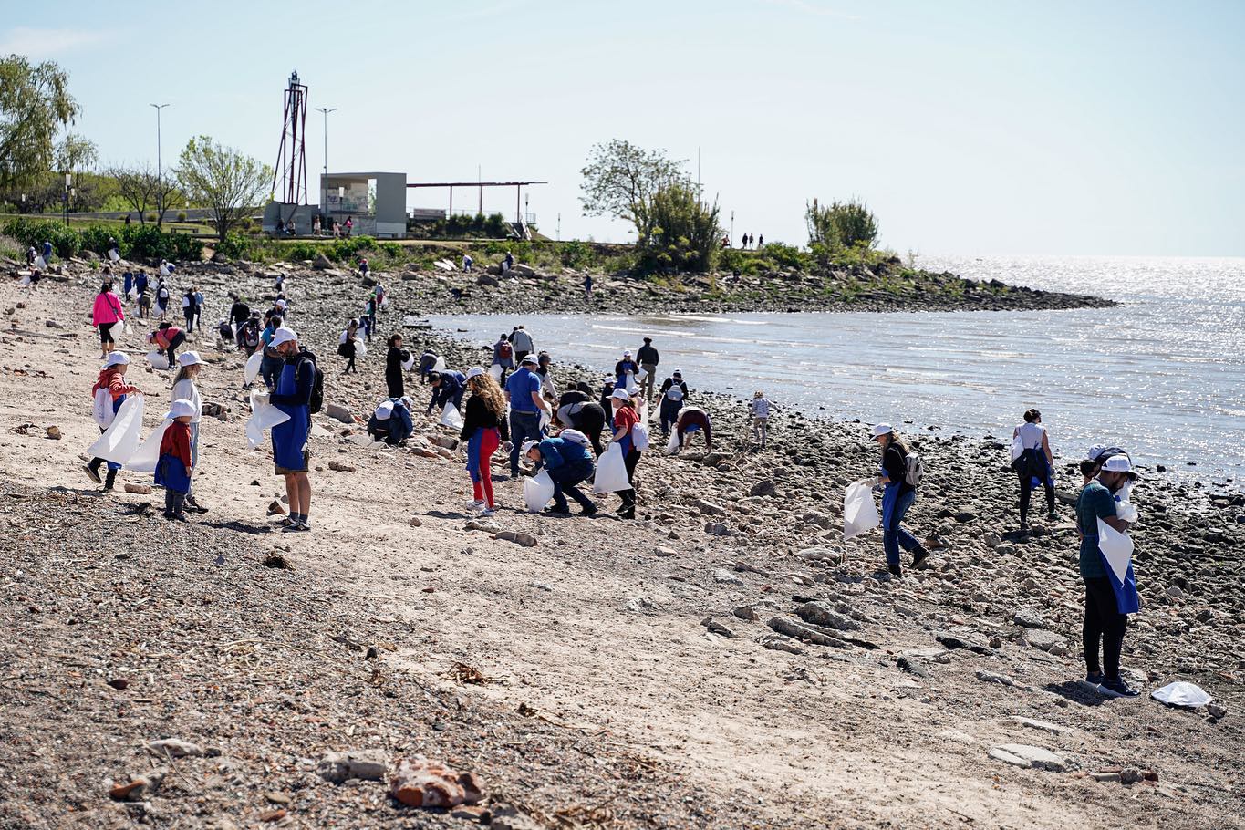 Посолството се включи в инициатива за почистване на плажа в община Висенте Лопес, Буенос Айрес