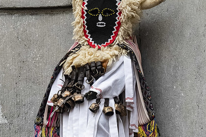 Гардеробът на Манекен-Пис в Брюксел се сдоби с кукерска носия от България